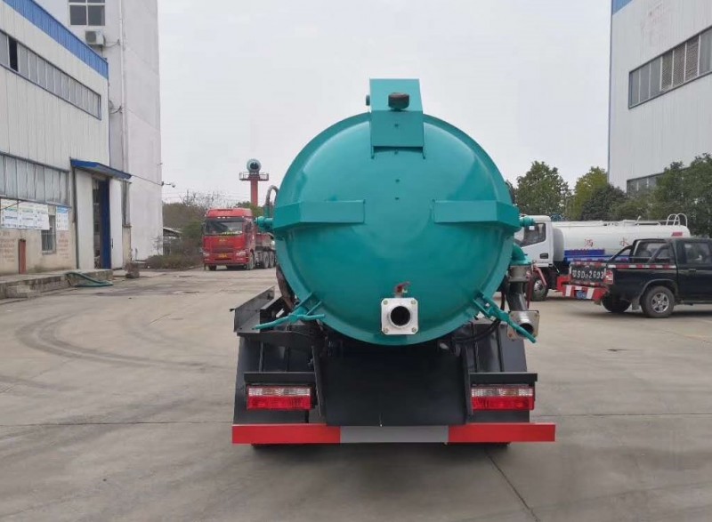 東風(fēng)多利卡5方吸污車(chē)