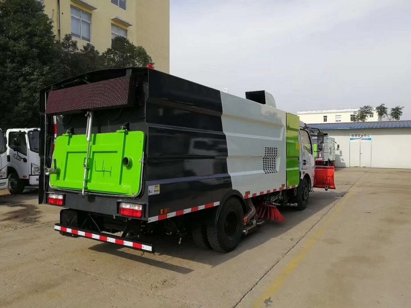 東風大多利卡8方吸塵車