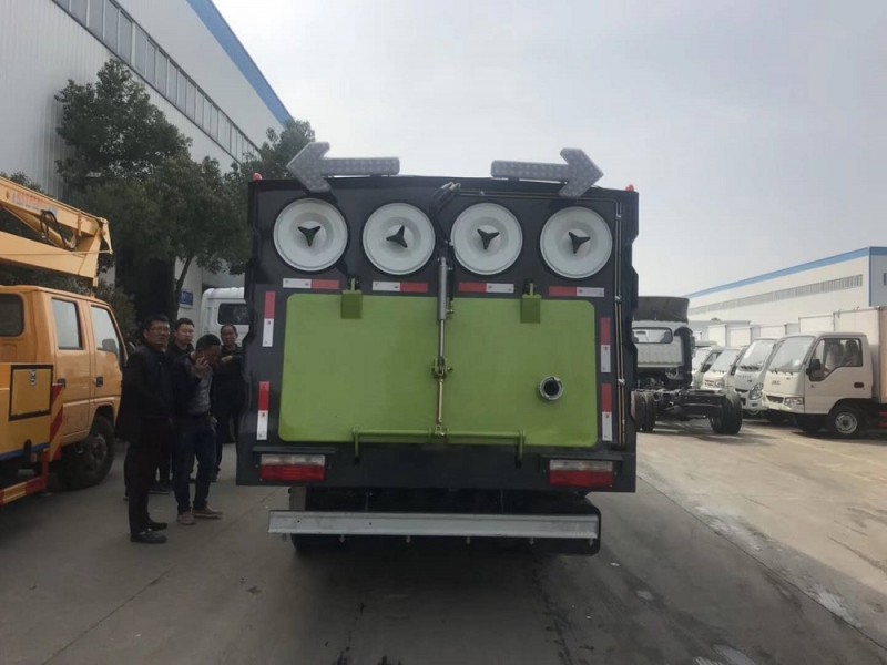 東風(fēng)小多利卡5方吸塵車(chē)