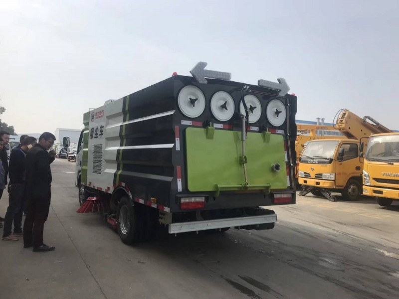 東風(fēng)小多利卡5方吸塵車(chē)