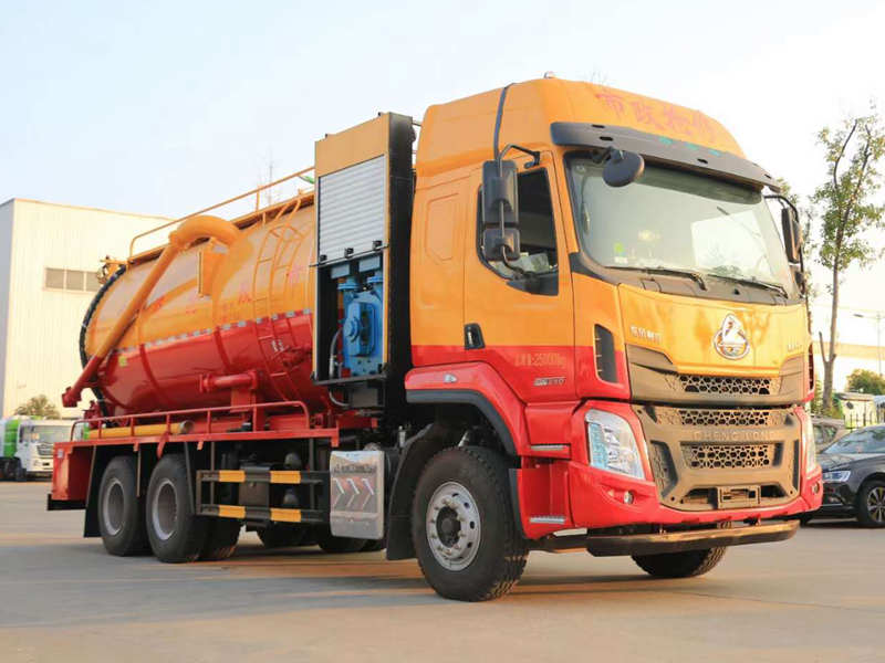 柳汽后八輪清洗吸污車